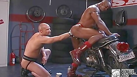 Fisting The Butthole Of A Lascivious Darksome Man